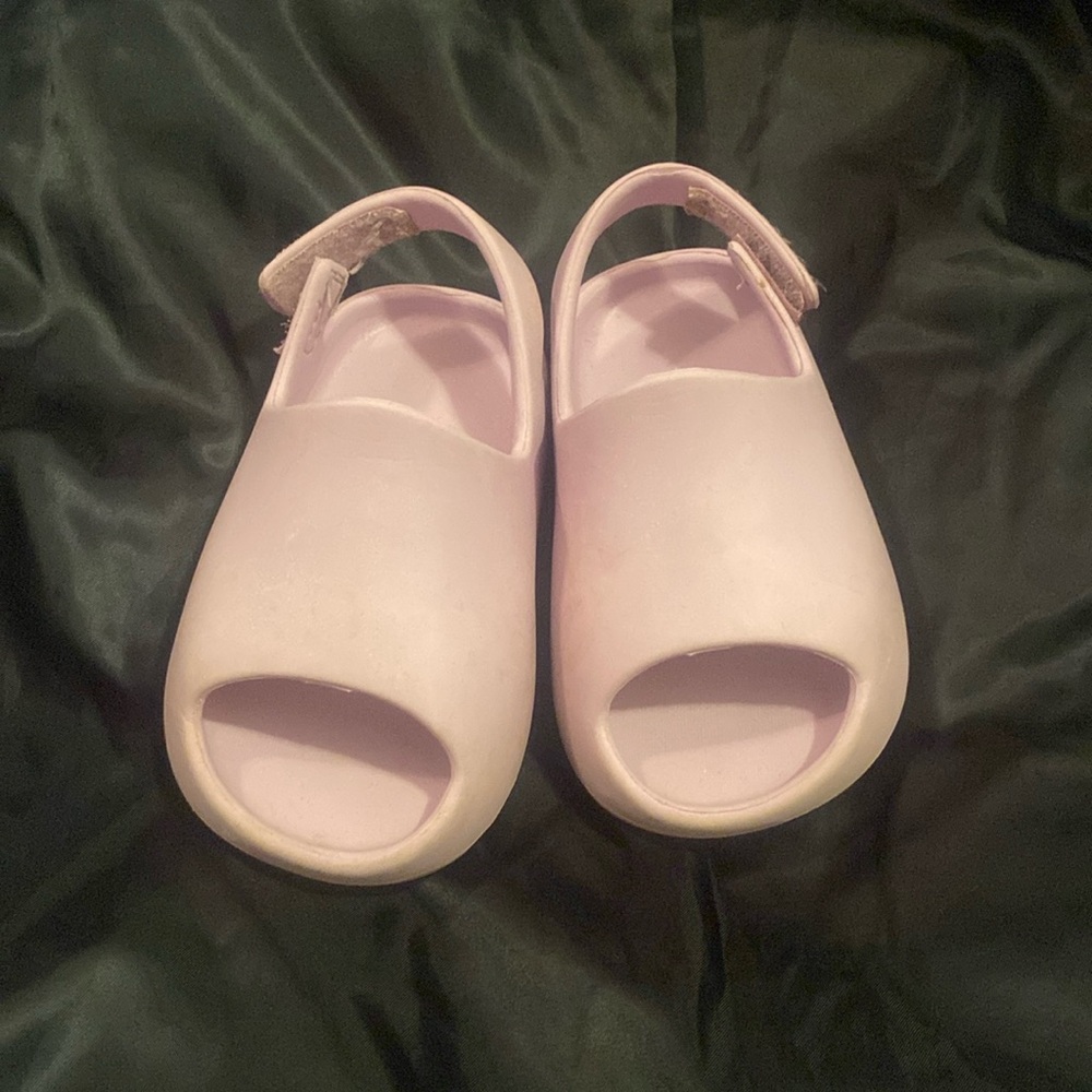 Toddler girls sandals.
